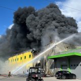 Un pompier tentant de maîtriser les flammes